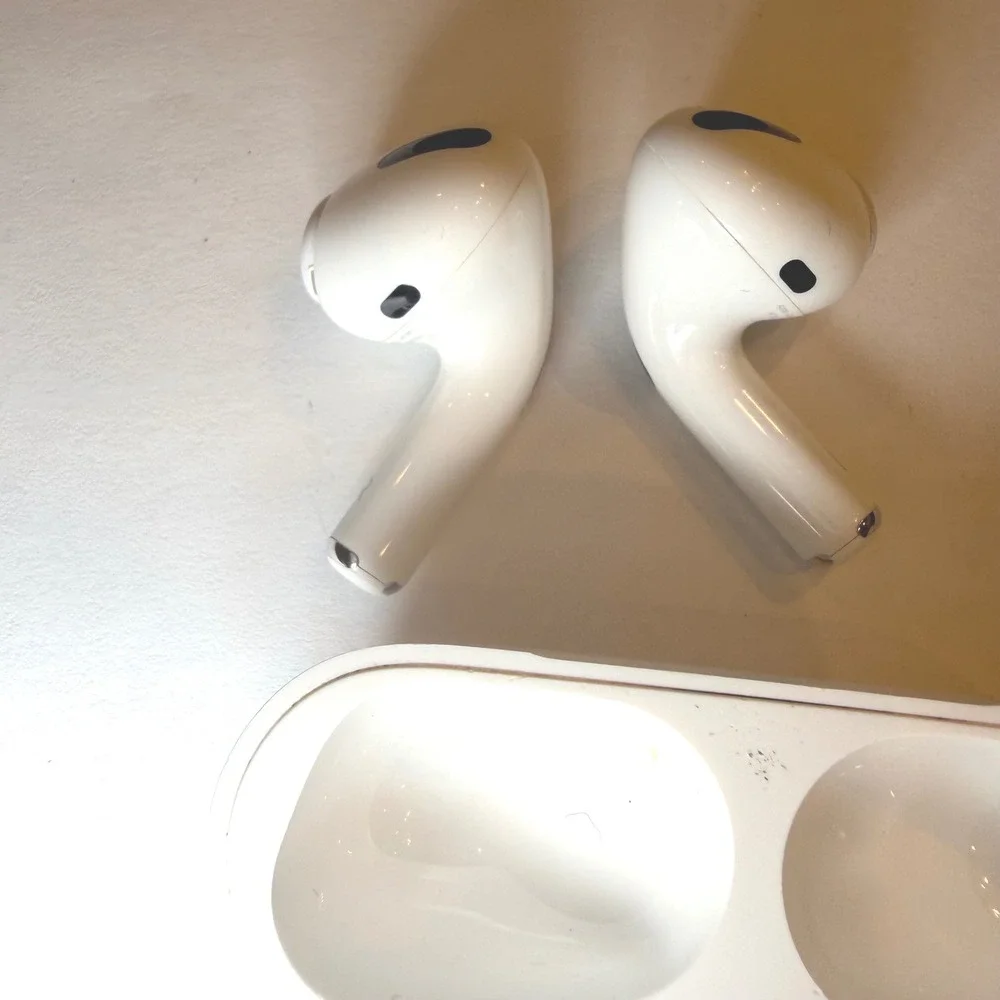 Apple AirPods Pro 1st Gen Wireless Earbuds & MagSafe Charging Case A2190 White